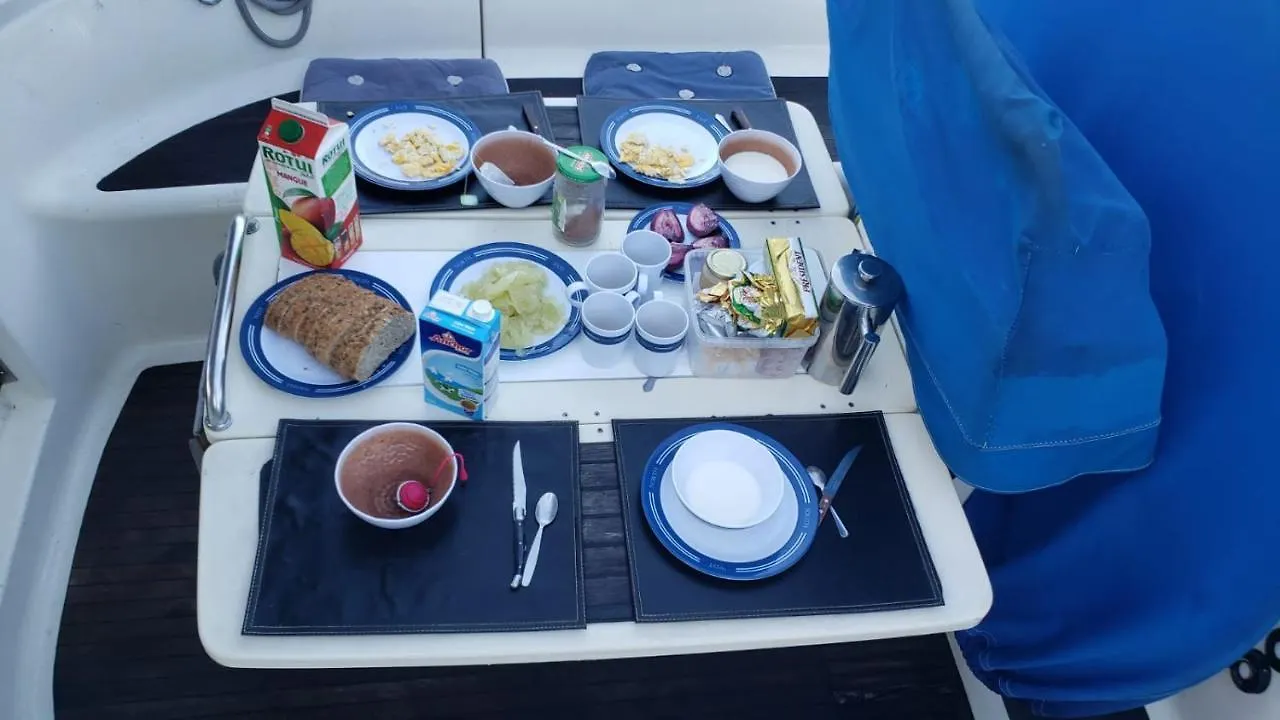 2 Nuits Insolites & 1 Excursion Voile A Bord Du Voilier Mori Ora Муреа 0*,  Французская Полинезия